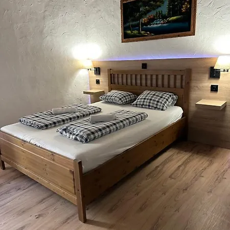 Hostel Lovely Rooms, City Center, Shared Bathroom, Windows To Corridor Villach Exterior foto