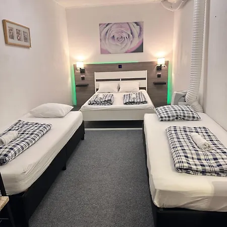 Hostel Lovely Rooms, City Center, Shared Bathroom, Windows To Corridor Villach Zimmer foto