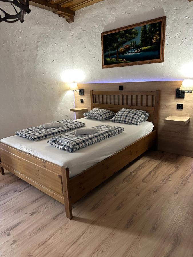 Lovely Rooms, Center, Shared Bathroom, Windows To Corridor *